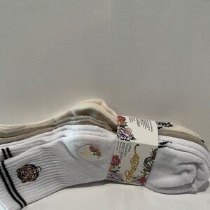 Ed Hardy Ladies Cushioned (5) Pairs Mid Cushioned Socks. Fits Shoe Size 4-10.